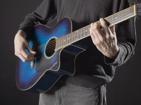 Um guitarrista masculino — Fotografia de Stock