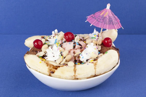 Een plaat met banana split sundae en cherry toppings — Stockfoto