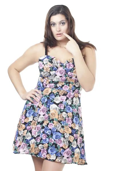 Eine hübsche Frau im floralen Kleid — Stockfoto
