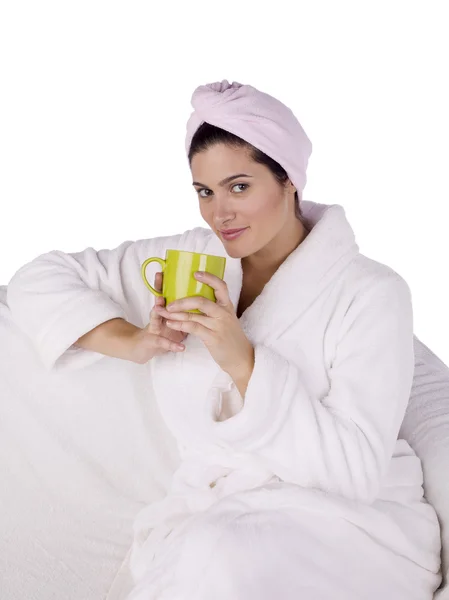 Приваблива жінка в халаті з чашкою чаю — стокове фото