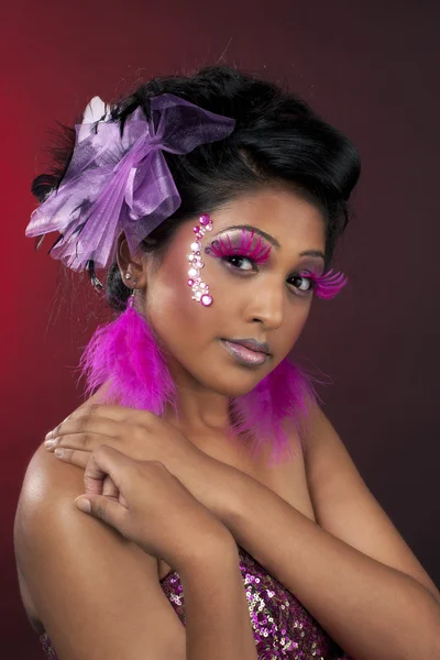 Attraktive weibliche Modell posiert auf der Bühne Make-up mit der Hand auf sho — Stockfoto