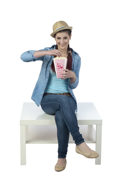 Привлекательная девушка ест поп-корн — стоковое фото