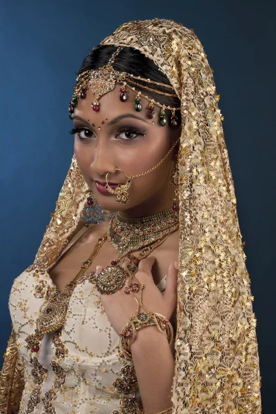 Attractive indian bride looking at camera — Stock Photo, Image