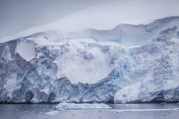 Antártico Iceberg imagen tranquila —  Fotos de Stock