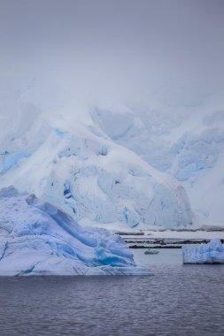 sabah sis içinde Antarktika Buz Dağı
