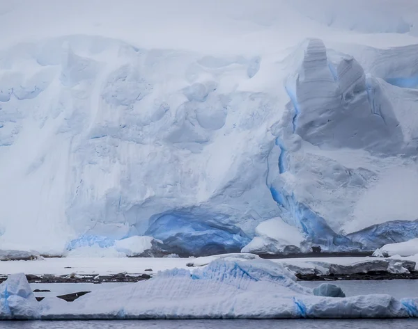 Antarctische ijsbergen in de verte — Stockfoto