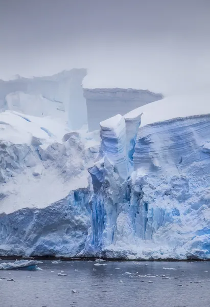 Iceberg antártico com rachaduras brilhantes — Fotografia de Stock