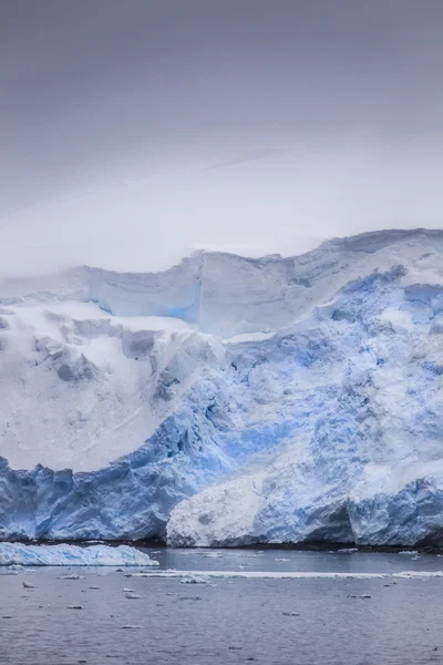 雪の覆われた氷山 — Stock fotografie