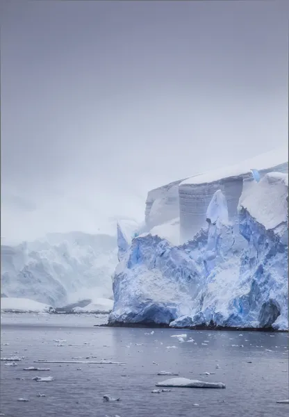 Névoa de iceberg antártica à distância — Fotografia de Stock