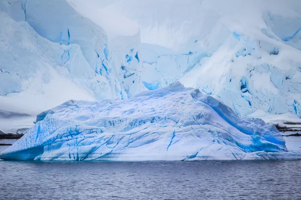 Множество айсбергов из Антарктики — стоковое фото