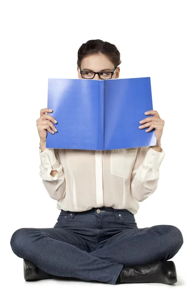 Een vrouwelijke student holding een boek en die betrekking hebben op haar gezicht — Stockfoto