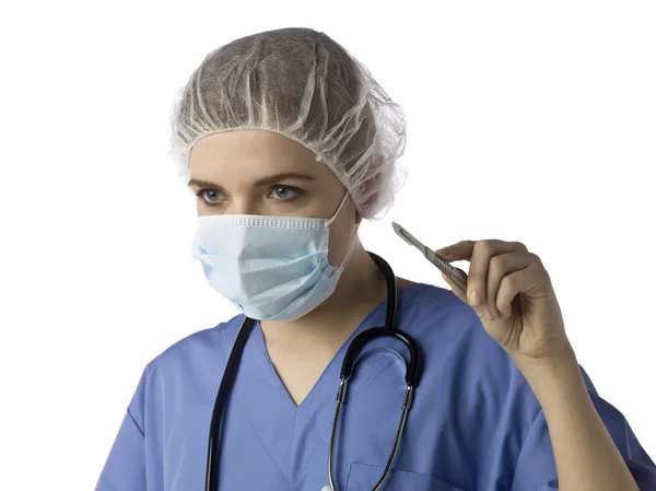 Une chirurgienne tenant un couteau médical — Photo