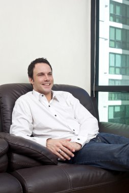 mutlu bir adam kanepede