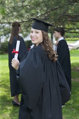 mezuniyet gününde gülümseyen bir Bayan