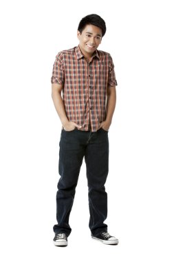 elleri cebinde üzerinde gülümseyen bir adam