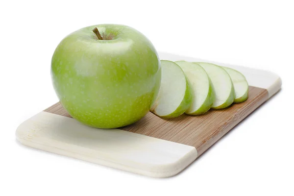 Зеленое яблоко с яблочными ломтиками — стоковое фото