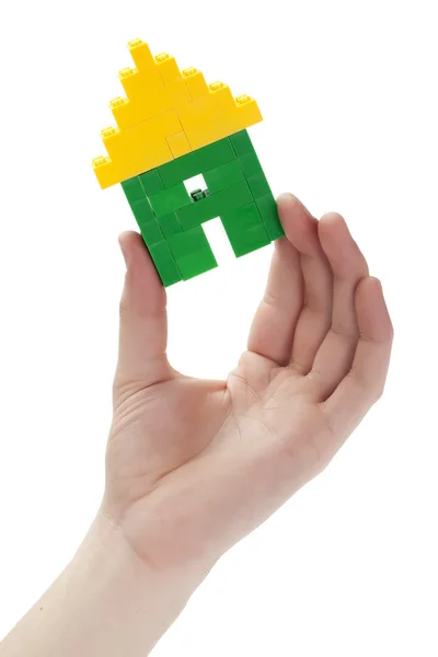Рука тримає будинок лего — стокове фото