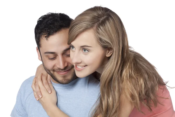 Ein glückliches Paar, das sich umarmt — Stockfoto