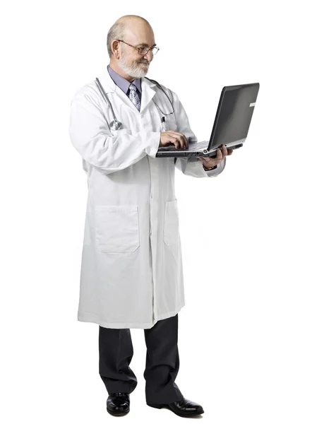 Um médico feliz com um laptop — Fotografia de Stock
