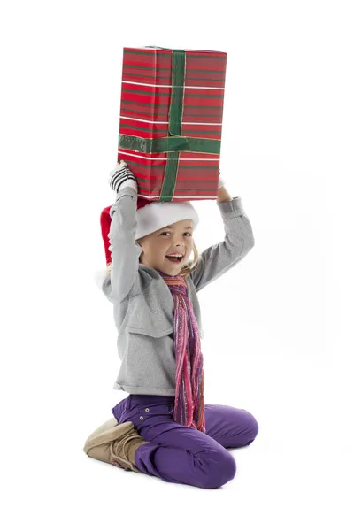 Una ragazza felice che tiene un regalo sopra la testa — Foto Stock