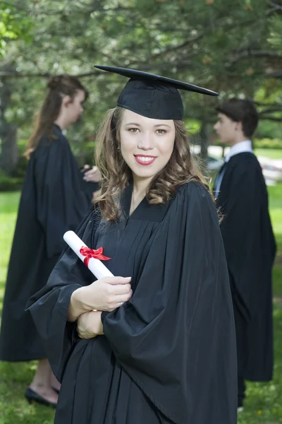 Een gelukkig meisje op haar afstuderen dag — Stockfoto