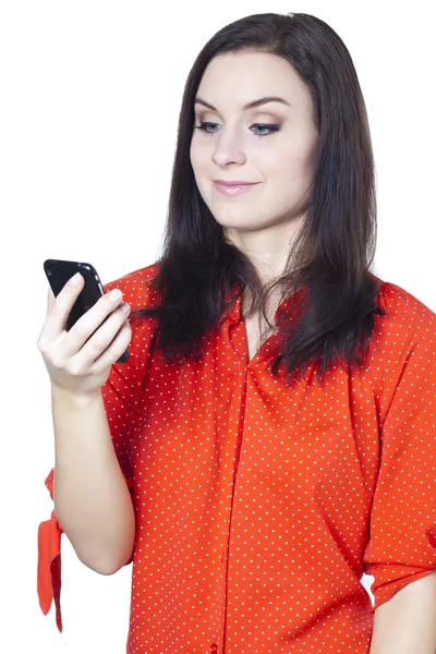 Una mujer feliz leyendo mensaje de texto — Foto de Stock