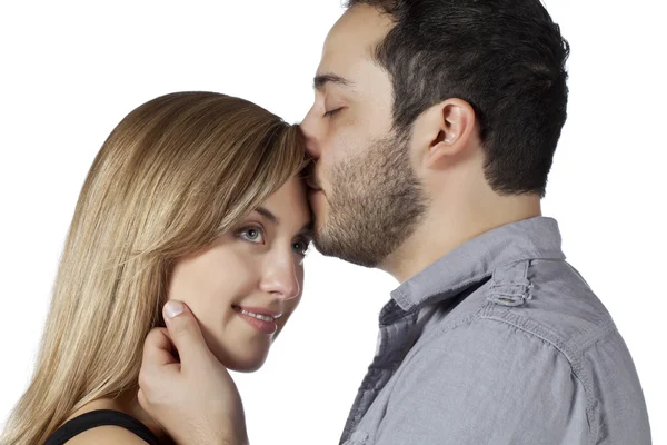 Um marido beijando a testa de sua esposa — Fotografia de Stock