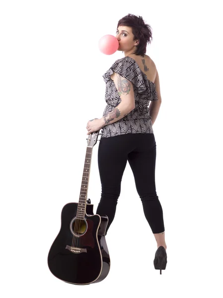 Una mujer guitarrista soplando chicle — Foto de Stock