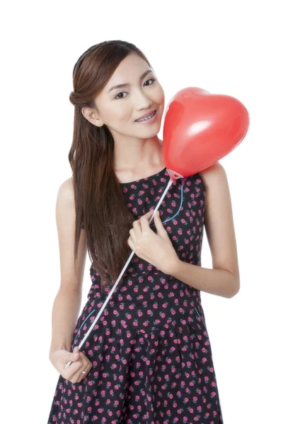 一位女士与一个心的形状气球 — 图库照片