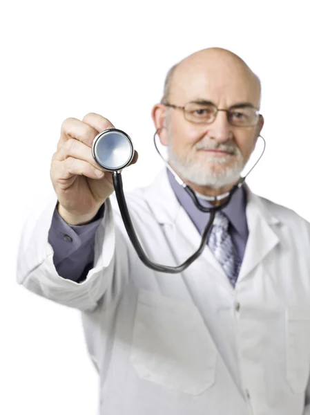 Um médico masculino segurando um estetoscópio — Fotografia de Stock
