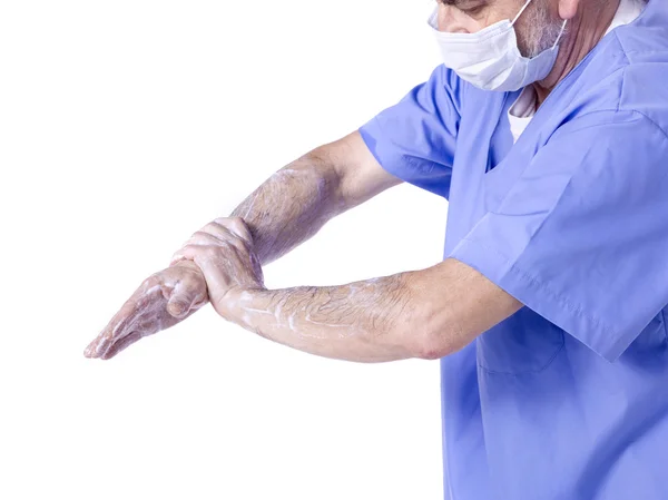 Um médico masculino lavando a mão — Fotografia de Stock