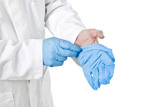Een mannelijke arts met blauwe medische handschoenen — Stockfoto