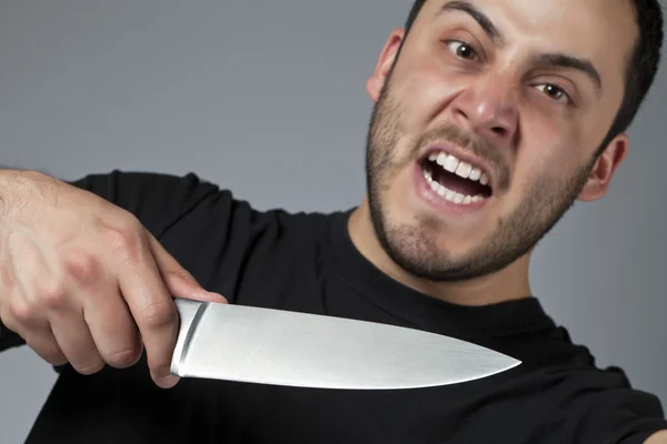 Een mannelijke moordenaar met een mes — Stockfoto
