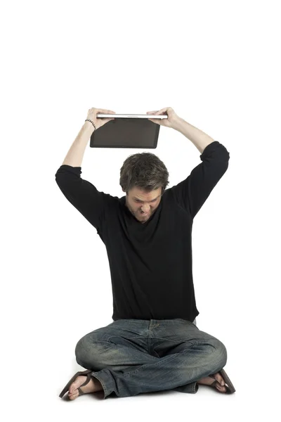 Ein Mann im Begriff, seinen Laptop zu werfen — Stockfoto