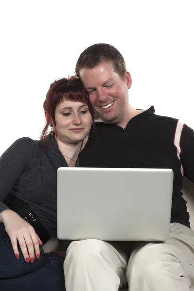 Zralý pár na pohovce, pomocí přenosného počítače — Stock fotografie