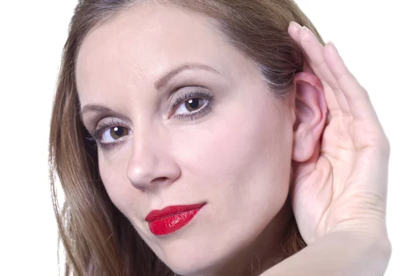 Uma mulher adulta média ouvindo com a mão na orelha — Fotografia de Stock