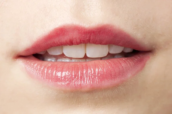 Les lèvres roses d'une femme — Photo