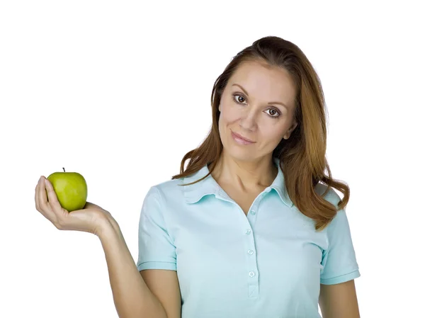 Женщина средних лет, держащая в руках яблоко — стоковое фото