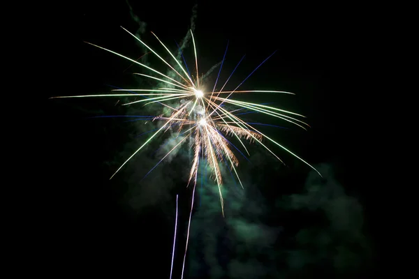 Uma mistura de fogo de artifício azul verde e amarelo — Fotografia de Stock