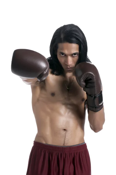 Un hombre musculoso entrenando boxeo —  Fotos de Stock