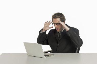 onun laptop arıyorum bir şok ofis çalışanı