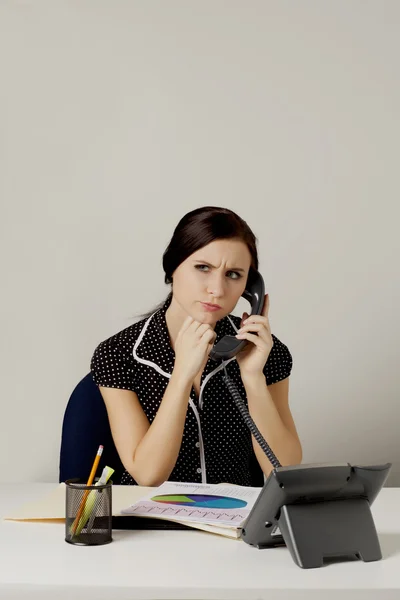 Een peinzende vrouwelijke secretaris — Stockfoto