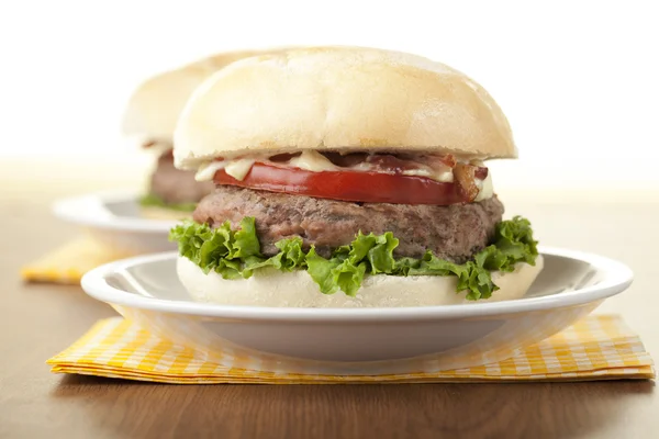 Un plato de sándwiches de pollo — Foto de Stock