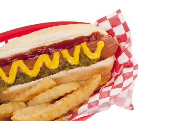 Een schotel van hotdog broodje met frietjes — Stockfoto