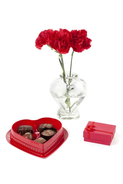Uma flor vermelha com chocolates e jóias — Fotografia de Stock