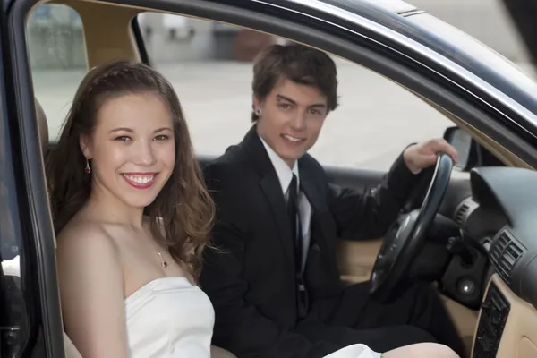 Een romantisch paar in de auto — Stockfoto