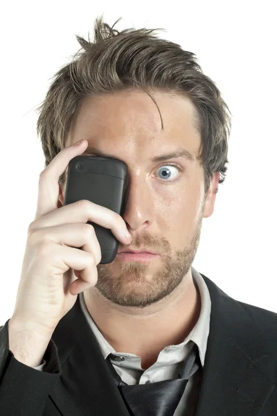 Шокированный мужчина с сотовым телефоном, закрывающим ей глаза — стоковое фото
