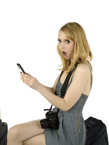 Turystą szoku, trzymając jej telefon — Zdjęcie stockowe