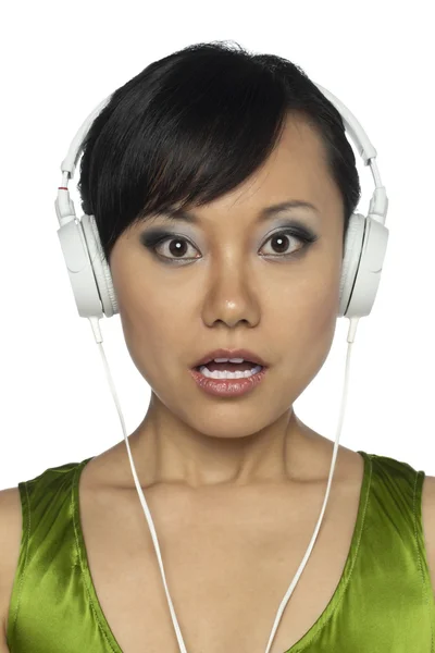 Zszokowana kobieta, słuchanie muzyki — Zdjęcie stockowe