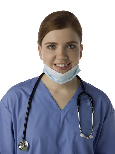 Um médico sorridente com uma máscara médica — Fotografia de Stock